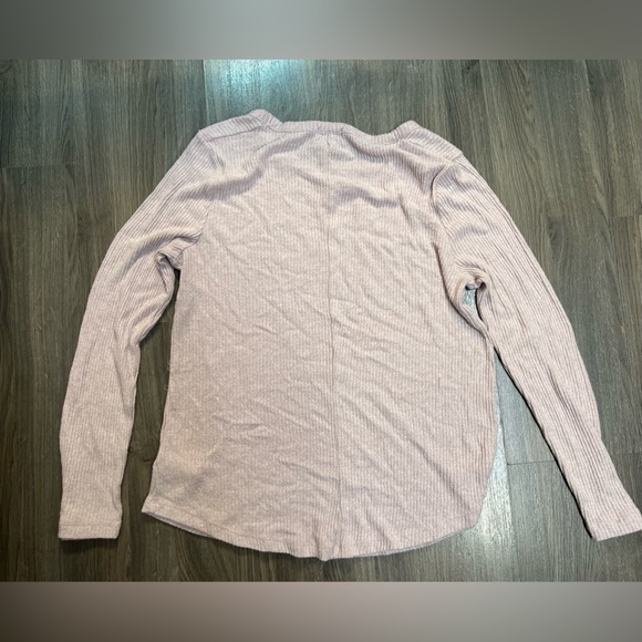 ⭐️ 3/$20 Long-sleeve shirt/sweater - Picture 3 of 3